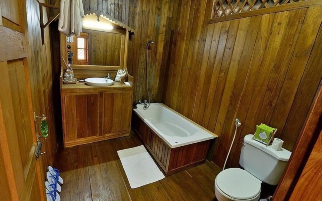 Shwe Inn Tha Floating Resort Hotel