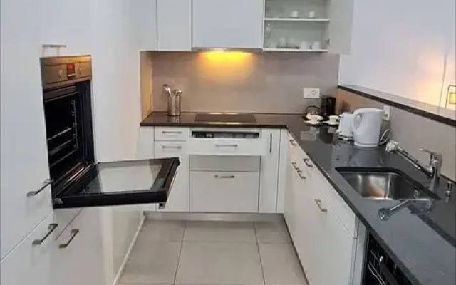 "central Brand New Apartment With Private Parking"