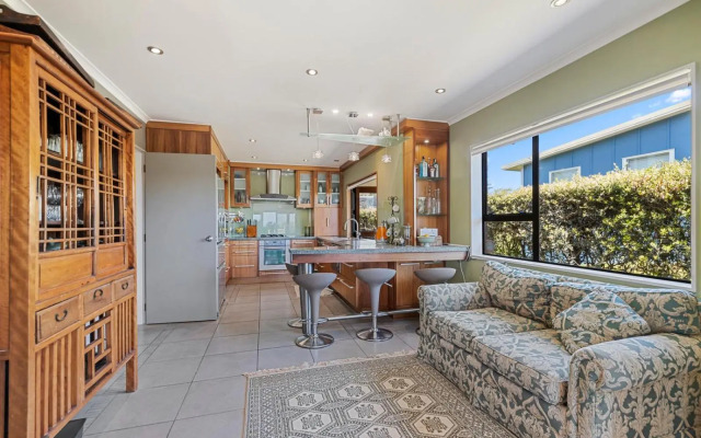 Island View Beach House - Paraparaumu Beach Holiday Home