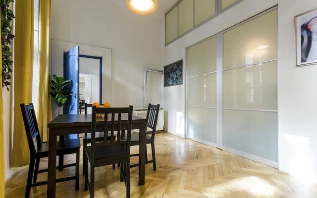 Chic Tarragon Apartments
