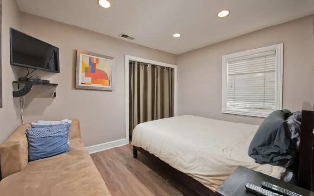 Ground Floor In Venice Near The Beach 3 Bedroom Home by RedAwning