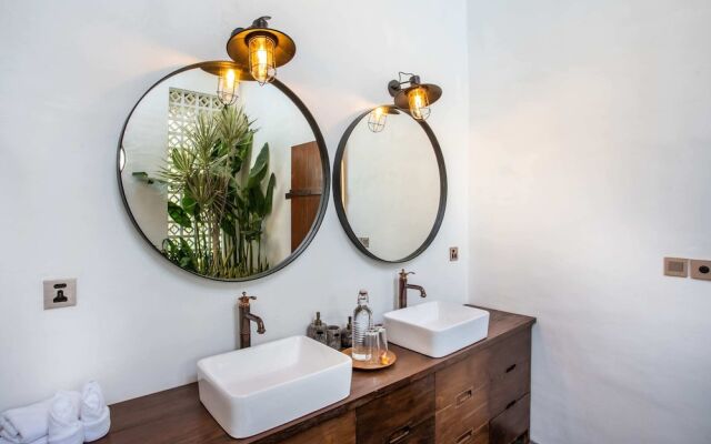 Stunning Villas Complex, 12 BR, Canggu With Staff