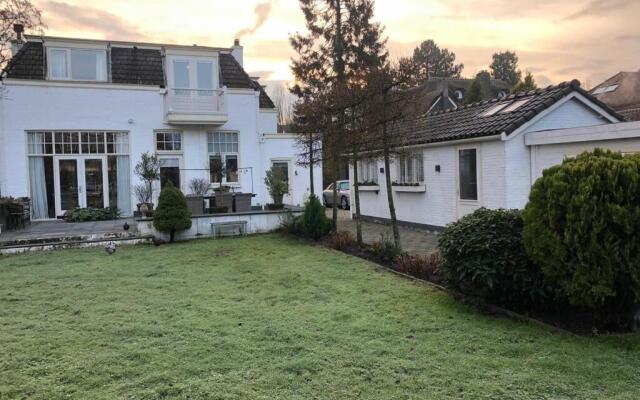 Tiny house in tuin van de statige villa Mariahof