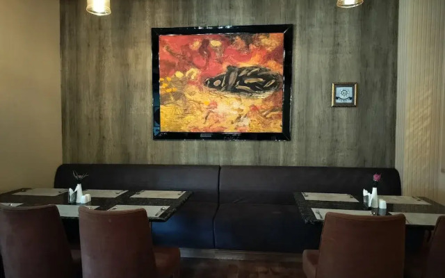 Hotel Luxe Opera NH8 - 7km from IGI Delhi Airport