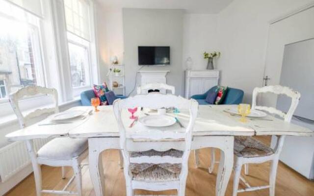 Bright & stylish 2 bed 1st floor apartment
