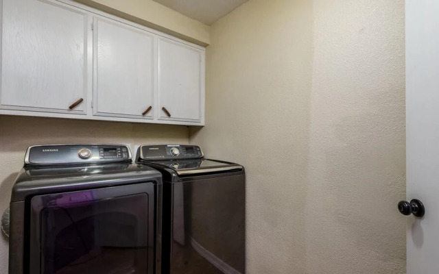 New Spacious Updated 5 Bedroom Home Pool