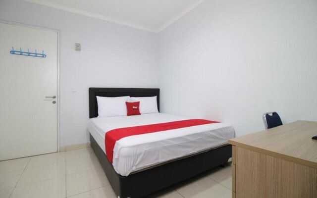 RedDoorz near Lippo Village 3