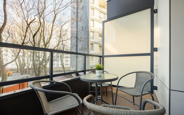 Muranów Apartment Parking by Renters