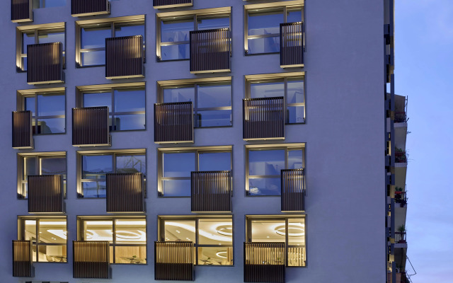 Twinn, Downtown Piraeus