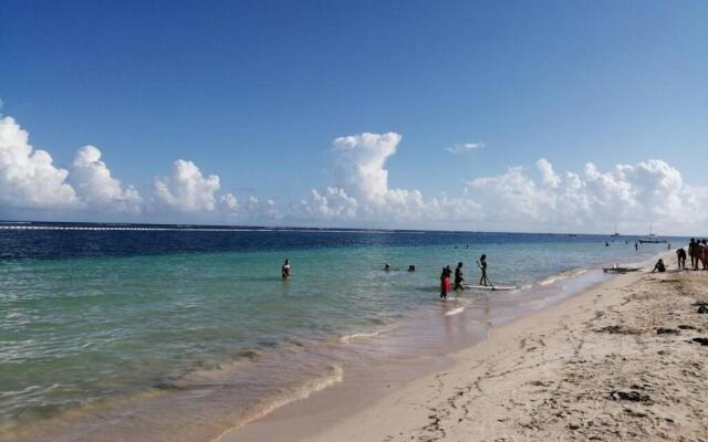 Modern 1 bedroom suite by beach Great location!