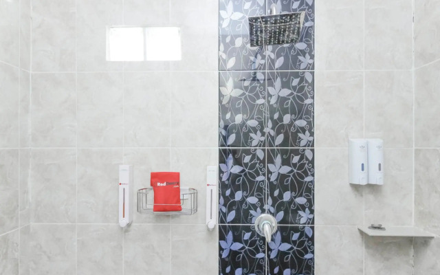 RedDoorz Plus @ Jalan Pemuda Jakarta