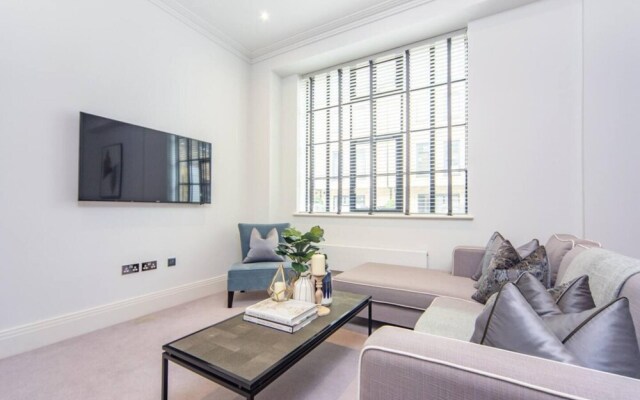 Luxury 1 Bed Apartment by the River
