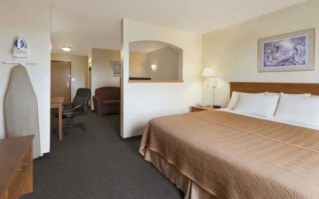 Travelodge and Suites Fargo/Moorhead