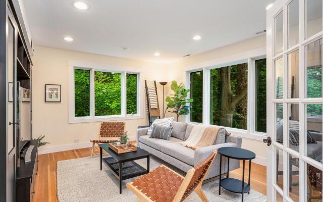 4BR with Firepit, Outdoor Dining and Yard Surrounded by Trees