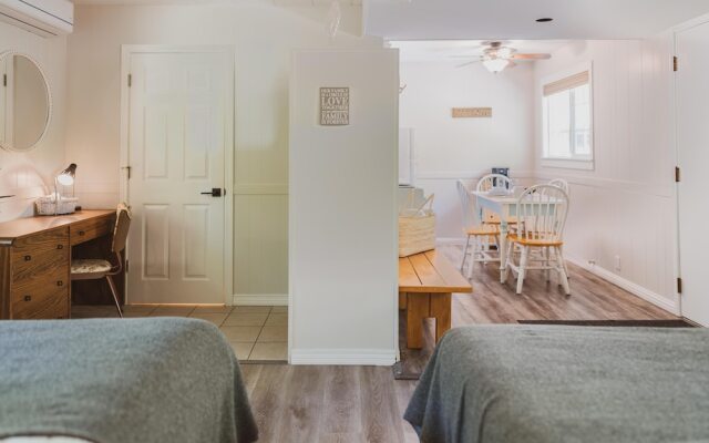 Barefoot Villas Room 1 Redwood