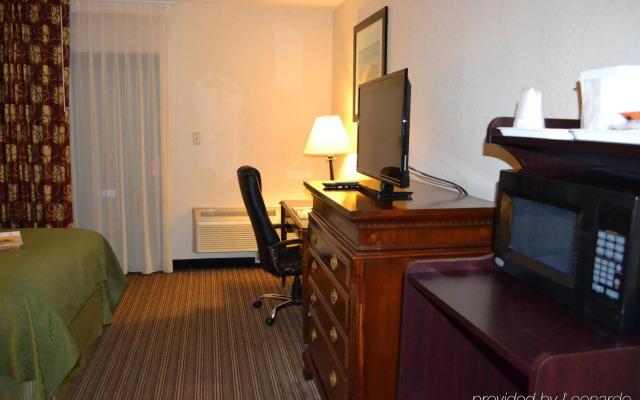 Quality Inn & Suites Pensacola Bayview