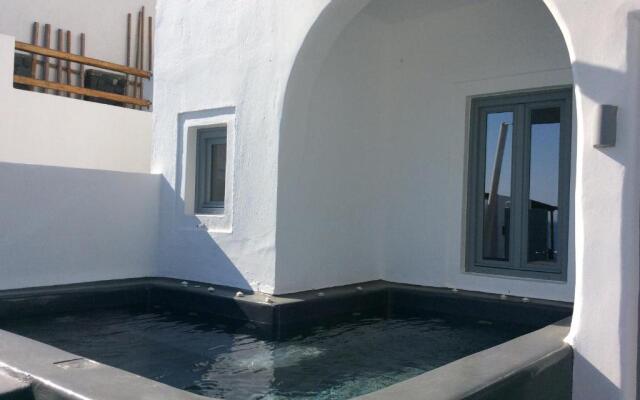 Almyra Oia Suites