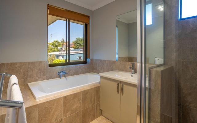 Spacious 4 Bedroom Family Home With Patio and BBQ