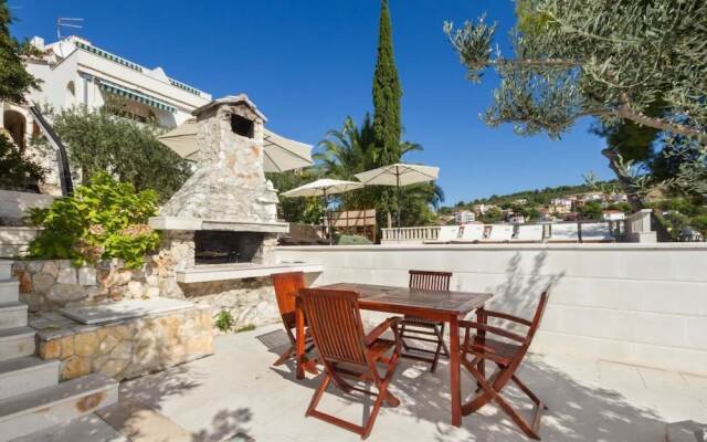 Sea Front - With Pool - H