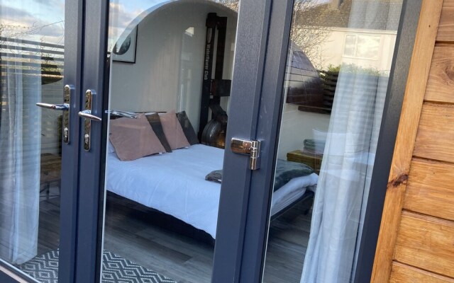 Contemporary Guest House With Outside Barrel Sauna