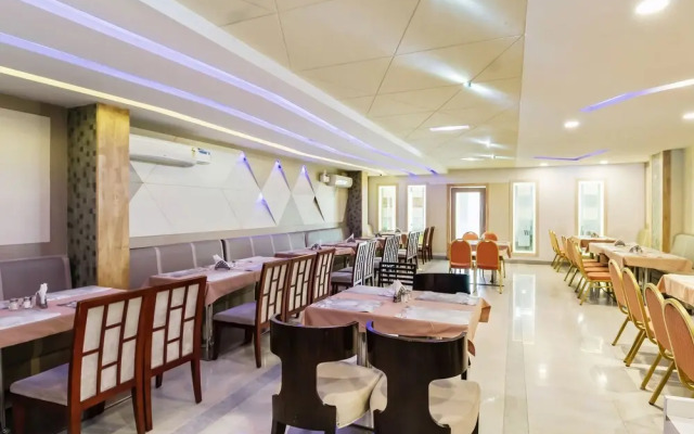 Oyo 30525 Dwarka Grand