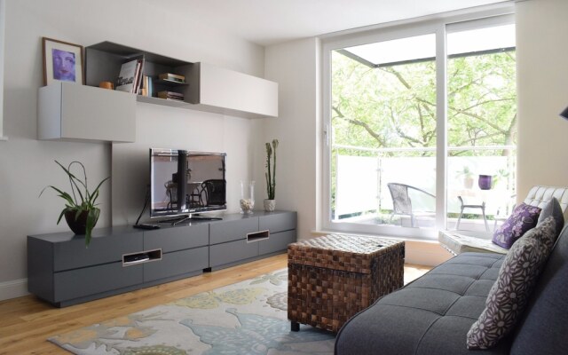 1 Bedroom Apartment With Balcony in Putney