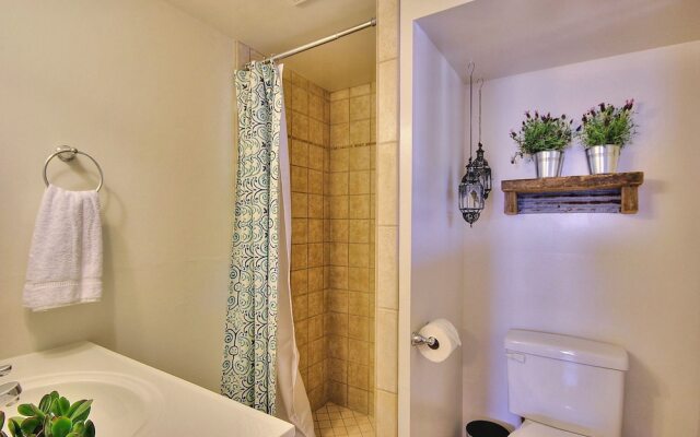 Summerland Ocean View Cottage by RedAwning