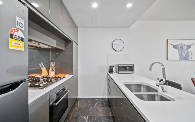 Stylish 1-bed Retreat Steps From Foreshore