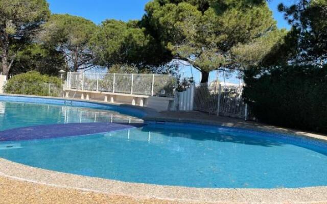 Studio vue port, belle terrasse, piscine