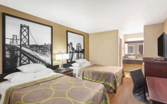 Super 8 by Wyndham Martinez