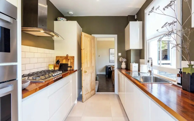 Tooting's Charming Victorian Garden Hideaway