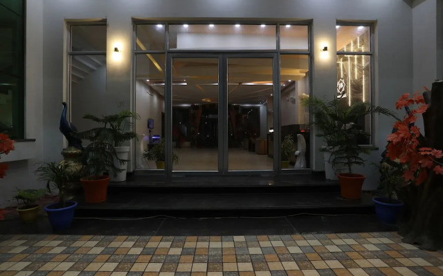 Fabhotel Jb Square Resort
