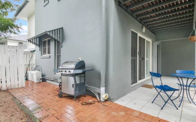 Spacious Inner South Townhouse Apartment Near to the CBD