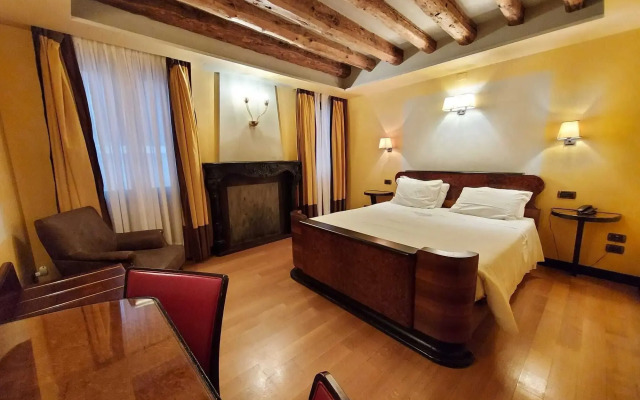 Hotel Saturnia & International