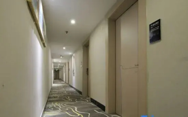 Road 8 Hotel
