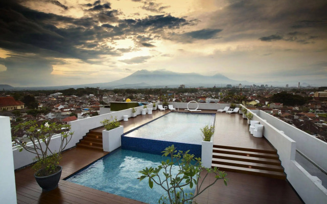 Ascent Hotel and Cafe