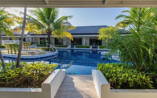 Blu Boat Pool Access Resort and Villas