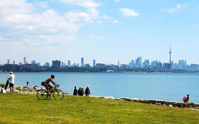 Renovated Guest Suite Near The Lake & High Park in Toronto!