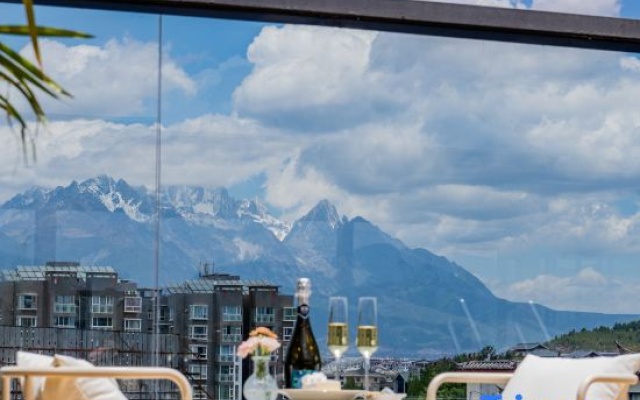 Tianruihua Garden Hotel (Xianghe Commercial Plaza in the Old Town of Lijiang) – People – Lijiang