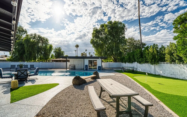 3BR Sleeps 8 Pool Putting Green BQQ Large Island!