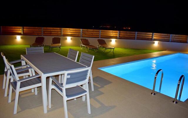 Balos Residence private pool Seafront Seaview