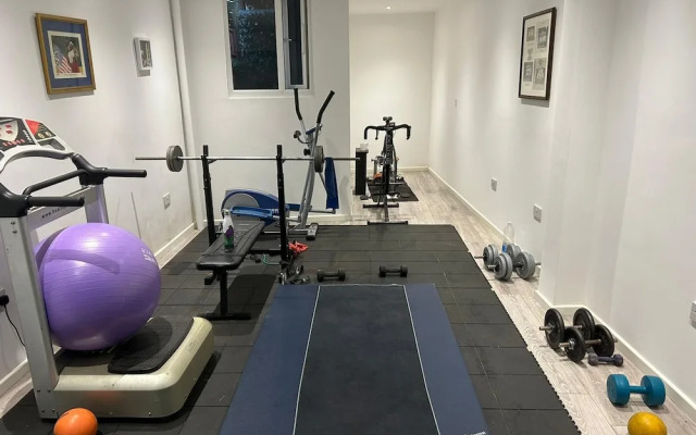 Large 3 bed House With Separately Bookable Studio