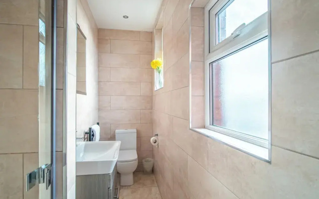 Stylish & Spacious Apartment With Private Balcony