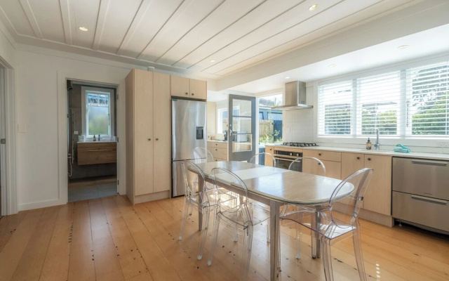 Tahatai Cottage with Spa Pool - Oneroa – Guest Rooms – Blackpool