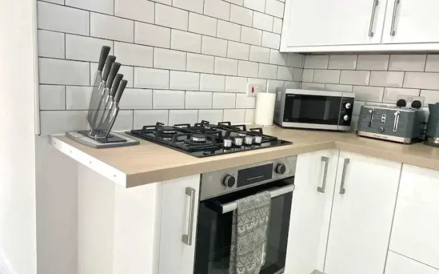 2 Bed Town Centre Free Park Wi-Fi Garden