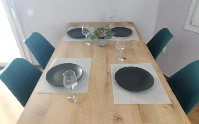 Penthouse spacious w super wifi & terrace, 2 min from metro