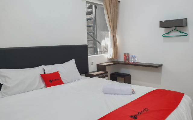 RedDoorz near Istana Plaza 3