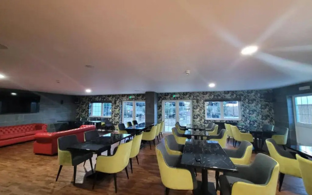 The Oakwood Hotel by Roomsbooked