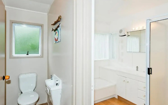 Matarangi Beachfront House - Matarangi Holiday Home
