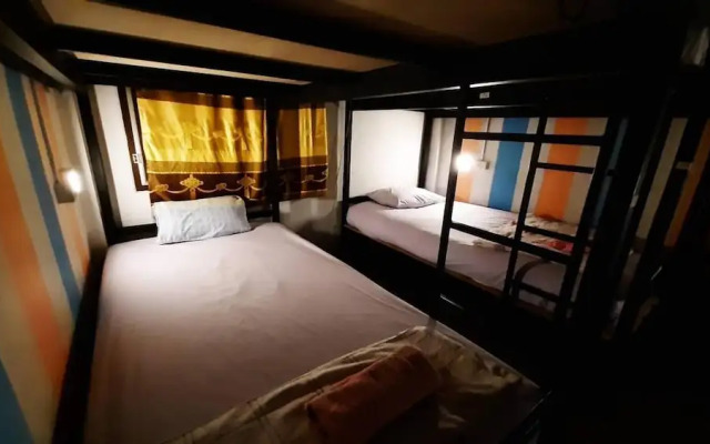 Adchara Mansion - Hostel